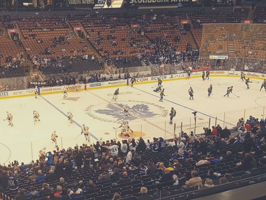 Toronto: Toronto Maple Leafs Game Ticket at Scotiabank Arena - What to wear (and why it helps more than you think)
