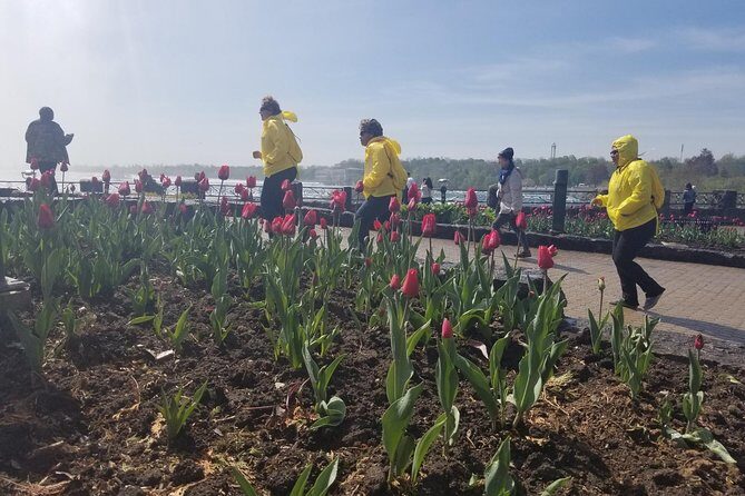 Tour of Niagara Falls with Boat Cruise - Guides, languages, and the human side of the experience