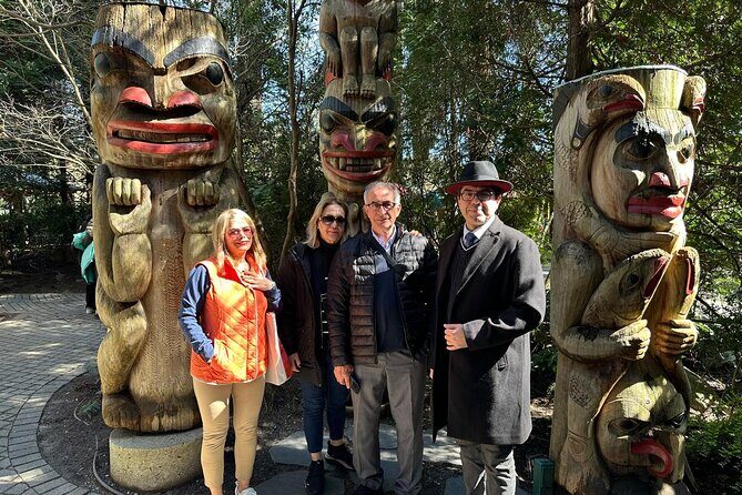 Vancouver and North Shore Grand City Tour with your luggage - Stanley Park: totem poles and those 360-degree views