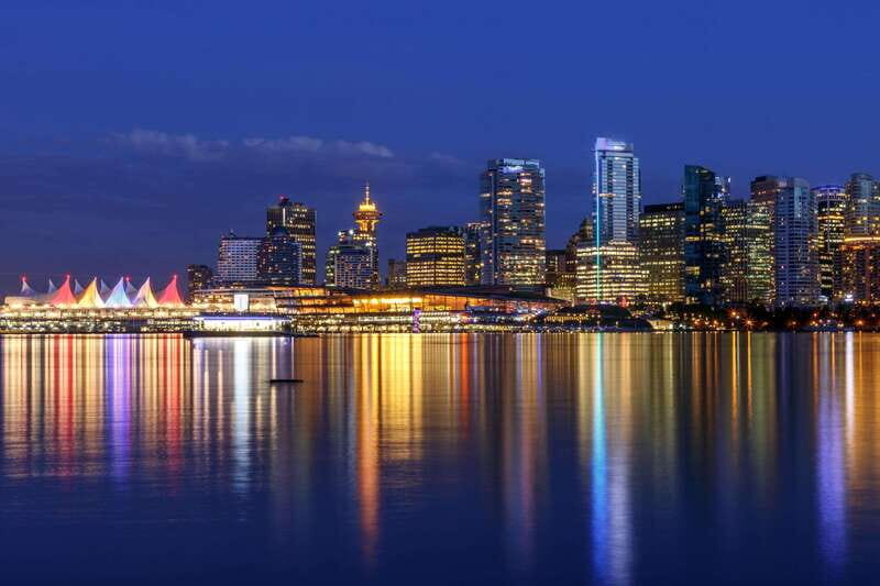 Vancouver: Attractions by Twilight Guided Tour with Dinner - Small-group reality: guides like Tully and Paul set the tone