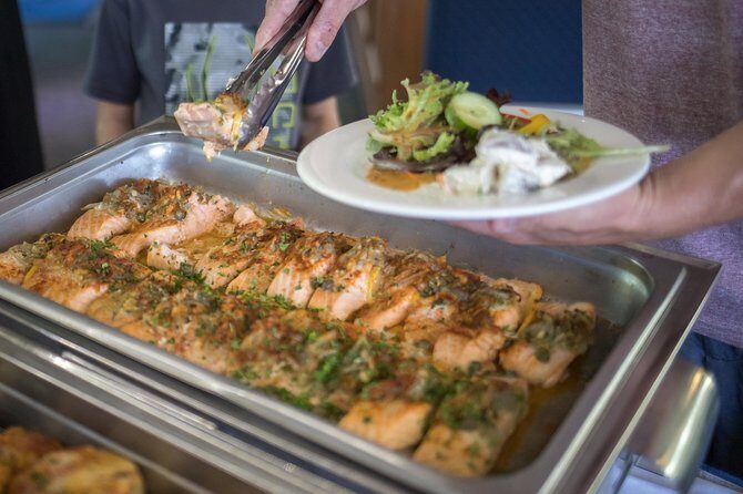 Vancouver - Brunch and Lunch Cruise - Buffet lunch with live music: good value, variable quality