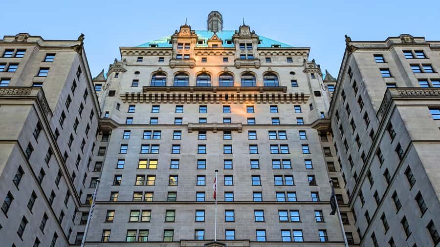 Vancouver Holiday History and Hot Chocolate Tour - A Downtown Vancouver Treat: Warm Chocolate Meets Iconic Buildings