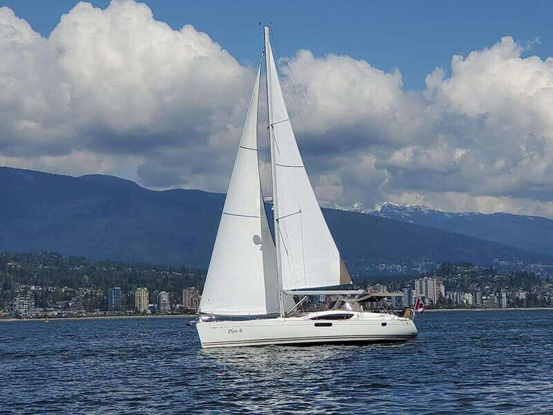 Vancouver: Mosquito Creek and English Bay Sailboat Cruise - When the sails go up near Bowen Islands and West Vancouver
