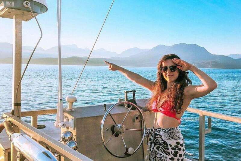 Vancouver: Sunset Boat Cruise with Complementary Bubbly - Upper viewing deck tips for cliffs, coastline, and calmer sightlines