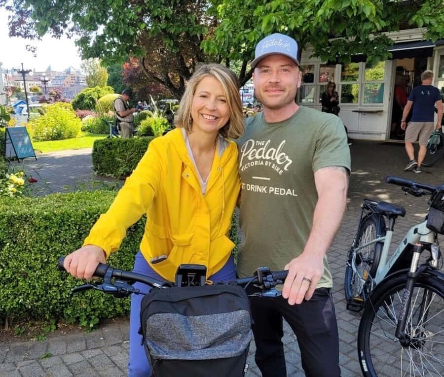 Victoria City Highlights Bike Tour - Castle Hoods & Legends - A fast, guided loop through Victoria’s postcard spots