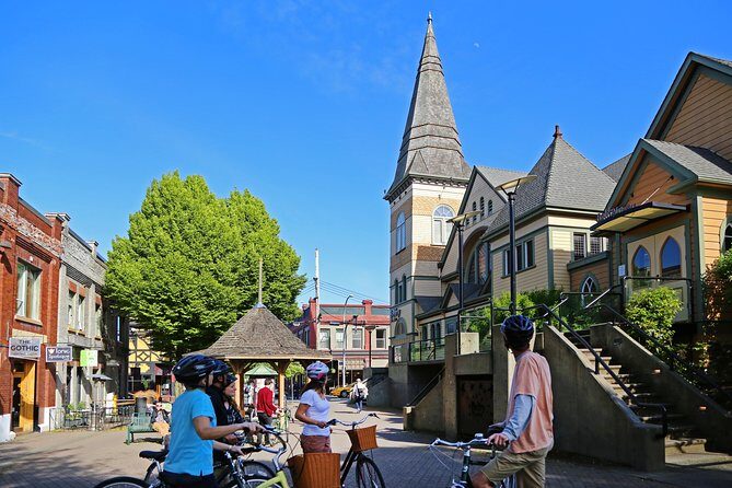 Victoria City Highlights Bike Tour for Cruise Guests - Beacon Hill Park totem pole: 39 meters of photo power