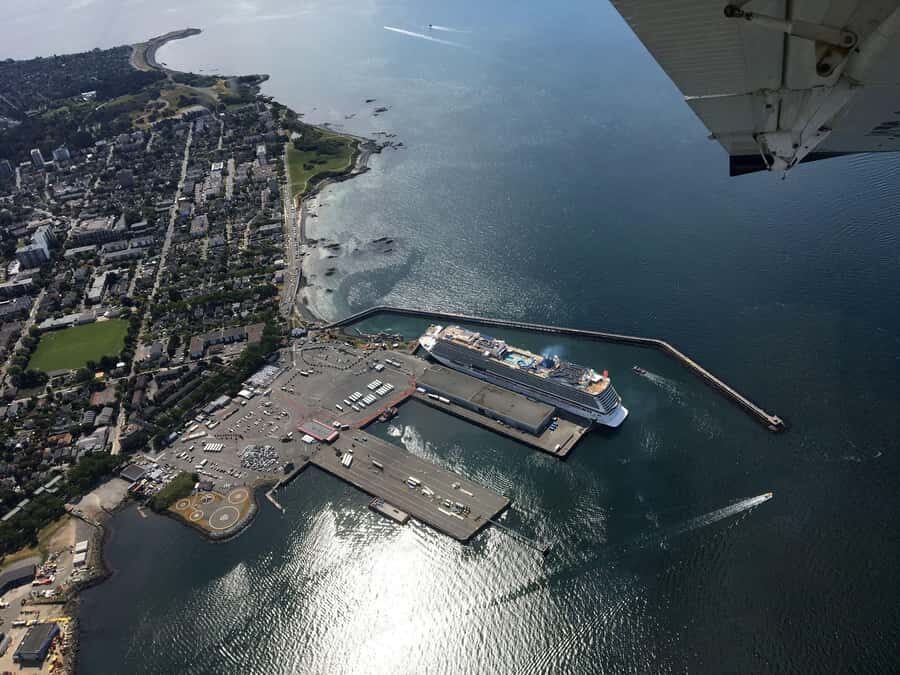 Victoria: Scenic Panorama Seaplane Tour - Getting your bearings during the approach and landing