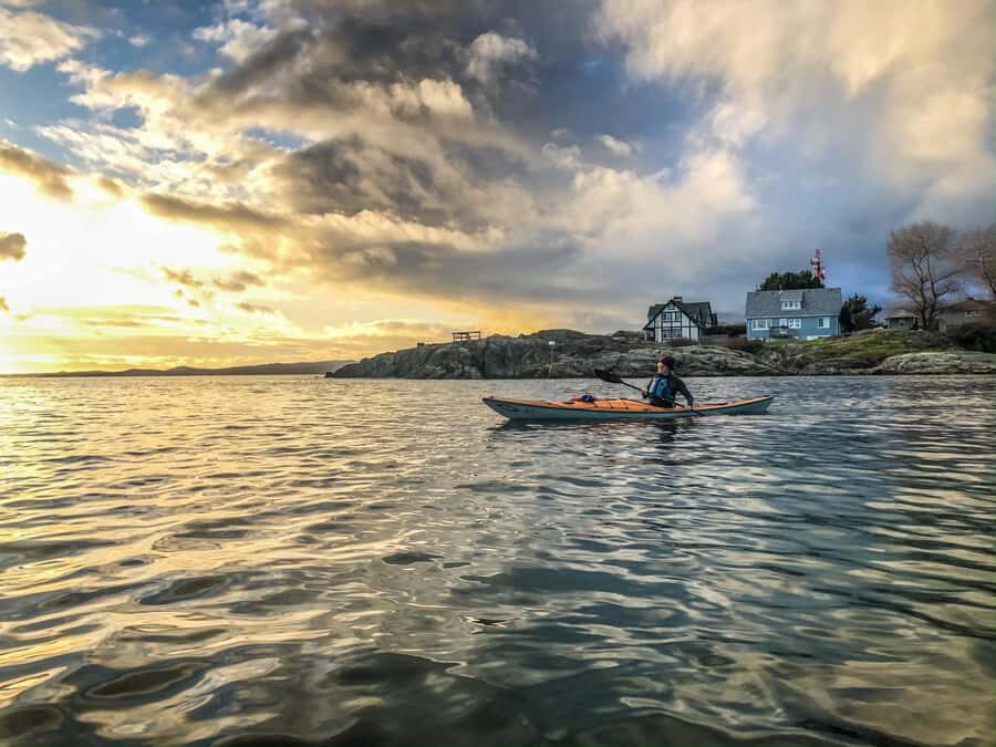 Victoria: Sunset Kayak Tour - The sunset lights sequence: building lights, street lights, then the Legislature