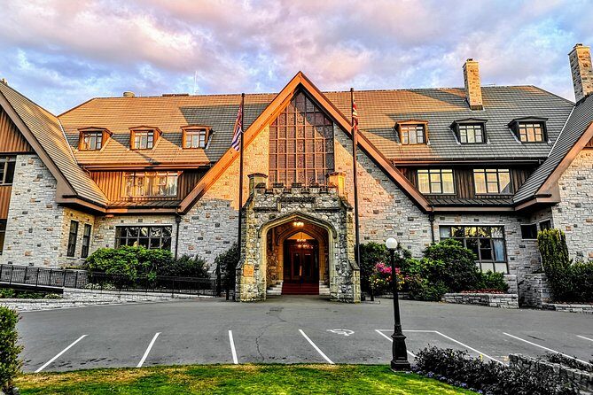 Victoria & The Butchart Gardens:Deluxe City and Garden Experience - Beacon Hill Park: peacocks, fountains, and a totem pole you’ll remember