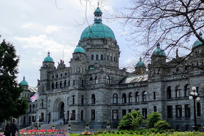 Victoria & The Butchart Gardens:Deluxe City and Garden Experience - Chinatown’s Fan Tan Alley and the Castle exterior quick hit