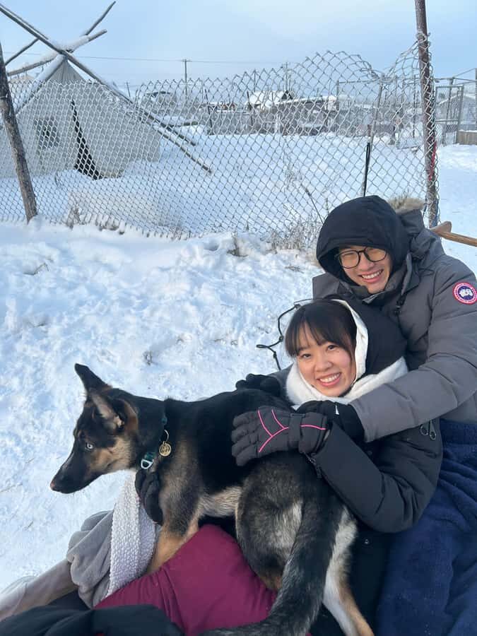 Yellowknife: Indigenous Dog Sledding Experience - Warming up in a traditional log cabin with bannock and stories