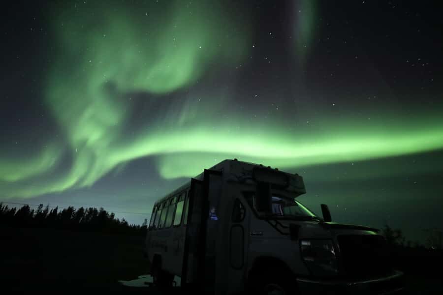 Yellowknife: Northern Lights Chasing Tour by Bus - Key highlights you’ll feel fast
