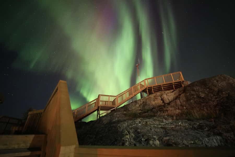 Yellowknife: Northern Lights Chasing Tour by Bus - The 4-hour flow: pickup, ride, dark skies, warm-up, repeat