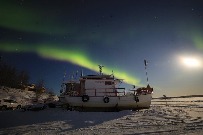 Yellowknife Tours - Aurora by bus - How the Aurora Bus Hunt Really Works Around Yellowknife