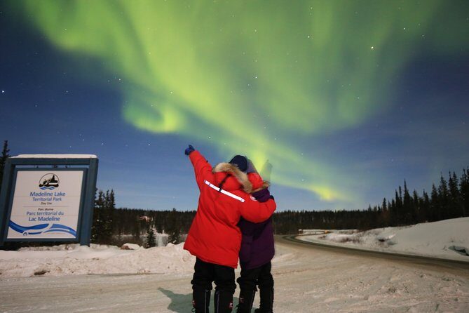 Yellowknife Tours - Aurora by bus - Yellowknife River Territorial Park Day Use Area: the final window to see the lights