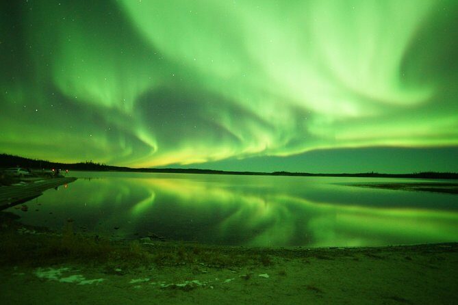 Yellowknife Tours - Aurora by bus - Prosperous Lake Territorial Park Day Use Area: where the chase gets serious